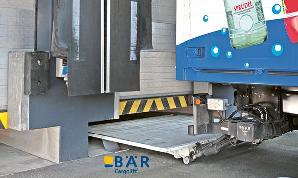 Bij een laadperron wordt het BÄR-liftplatform van de drankwagen onder de laadklep geschoven om te worden geladen.