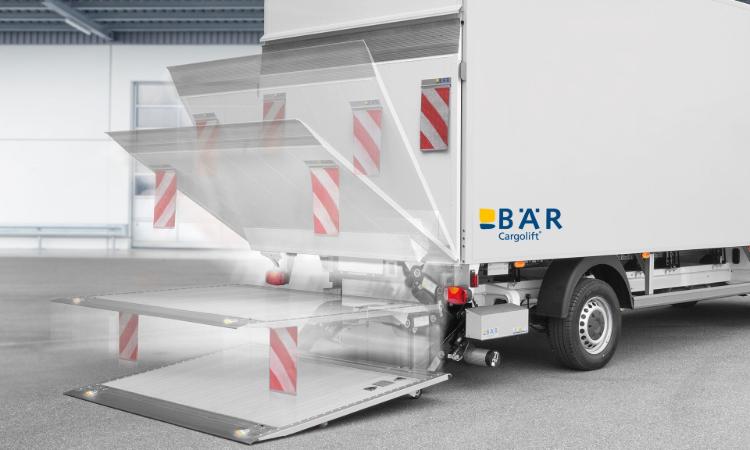 Platform van de BAR laadklep, die eerst opengaat en vervolgens naar beneden gaat