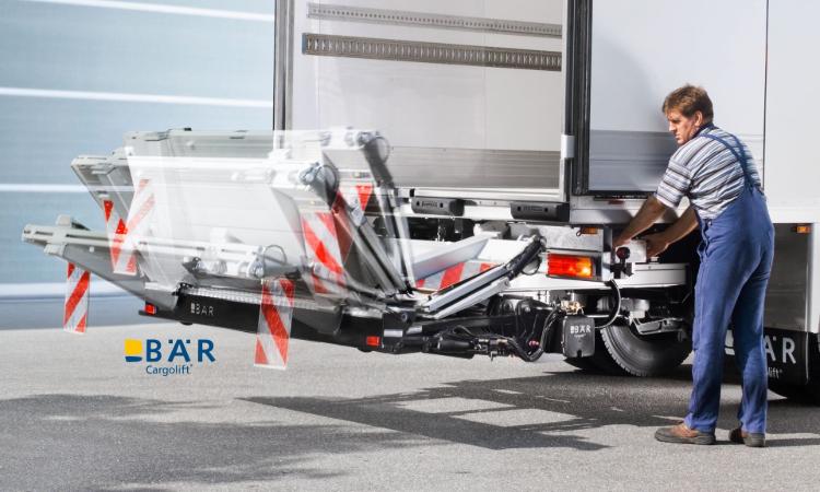 De gebruiker vouwt de Bär Cargolift HydFalt hydraulisch uit met de bedieningseenheid