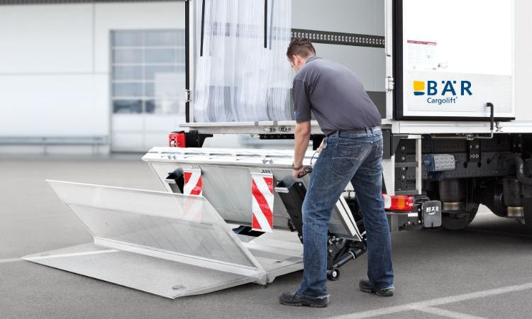 De gebruiker vouwt de ondervouwbare Bar Cargolift uit Vouwen