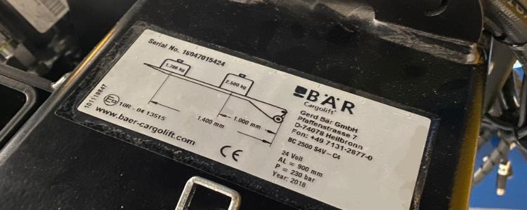 Typeplaatje van een Bar Cargolift BC 2500 S4V –C4 geplakt op een draagbuis