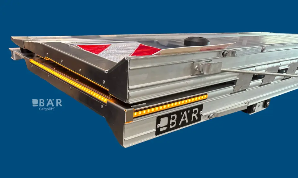 Ingeklapt platform van een Bar Cargolift RetFalt met knipperende NightGuide-platformrand